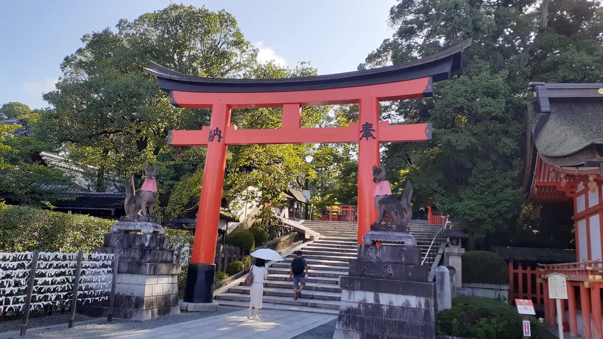 The great torii gate and visitors at Fushimi Inari Taisha