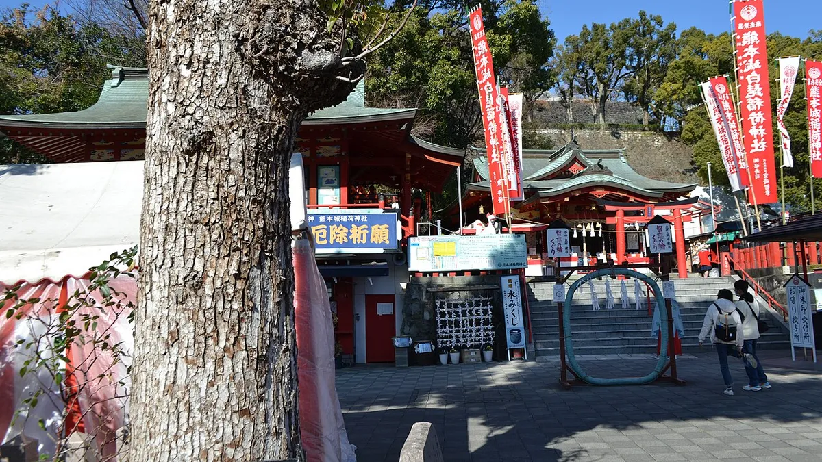 Red torii gates at Kumamoto-jō Inari Shrine near Kumamoto Castle